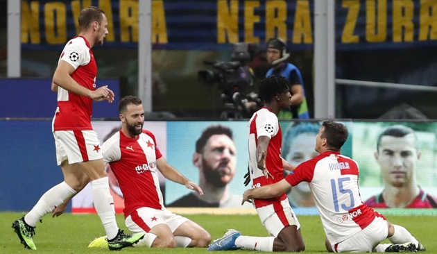 Công nghệ VAR đã lên tiếng. Tuy nhiên, bàn thắng vẫn được công nhận.