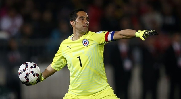 3. Claudio Bravo: Thủ môn của Manchester City đã ra sân 121 lần cùng đội tuyển Chile.