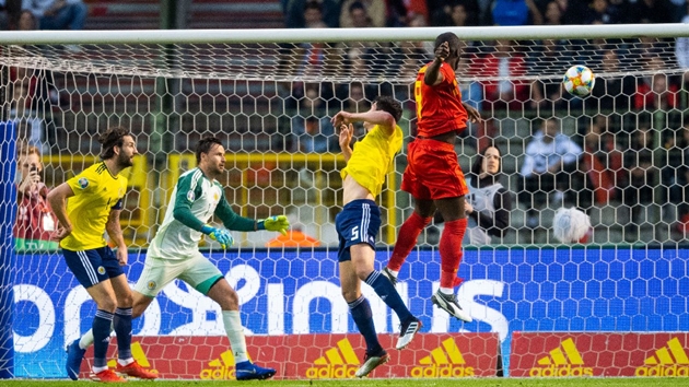 Ít ngày sau, cú đúp của Romelu Lukaku và 1 bàn thắng của Kevin De Bruyne đã giúp Bỉ vượt qua Scotland với tỉ số 3-0 ngay trên sân nhà.
