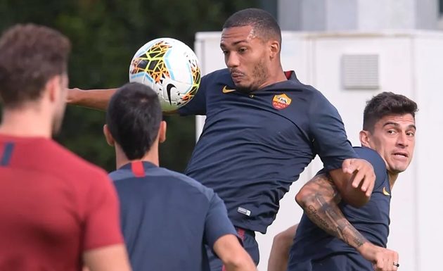 Tương tự là trường hợp của Juan Jesus.