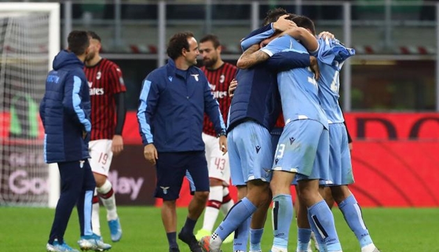 Lazio giành trọn vẹn 3 điểm trước AC Milan, chấm dứt chuỗi 30 năm không thắng tại San Siro. Vậy nên, không khó hiểu khi các cầu thủ Biancocelesti đã ăn mừng cuồng nhiệt.