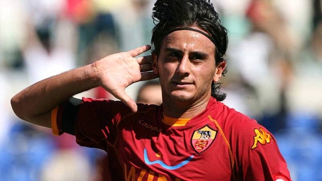 4. Alberto Aquilani: Tiền vệ sinh năm 1984 từng thi đấu rất thành công trong mùa áo AS Roma và được mệnh danh là "Hoàng tử nhỏ thành Rome". Tuy nhiên, sự nghiệp của anh đã sa sút thảm hại sau khi quyết định gia nhập Liverpool.