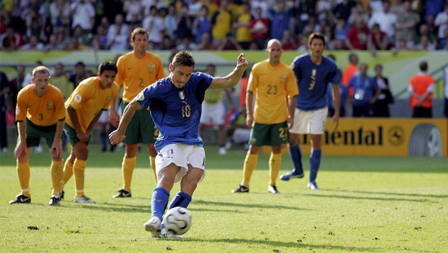 Italia được hưởng phạt đền. Từ khoảng cách 11 mét, Francesco Totti không mắc bất kì sai lầm nào để đưa Azzurri tiến vào tứ kết.