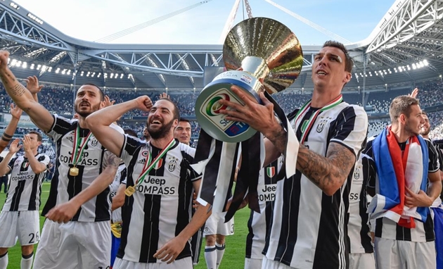 Trong màu áo Bianconeri, Mario Mandzukic giành được 9 danh hiệu, trong đó có 4 Scudetto, 3 Coppa Italia và 2 Supercoppa Italiana.