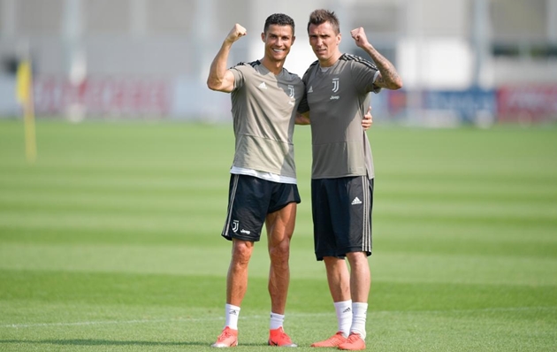 Mario Mandzukic và Cristiano Ronaldo là những người đồng đội thân thiết. Khi CR7 đến Turin, Mandzo đã được quay trở lại vị trí trung phong. Tuy nhiên, anh phải trở thành "chim mồi" để tạo điều kiện cho Ronaldo tỏa sáng.