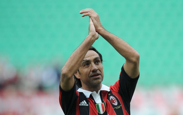 Đảm nhận vị trí trung vệ là "lá chắn thép" của AC Milan và tuyển Italia, Alessandro Nesta.