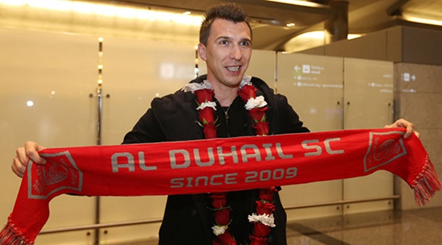 3. Mario Mandzukic được Juventus thanh lý hợp đồng và nhanh chóng gia nhập Al-Duhail. Tại đây, anh sẽ có dịp gặp lại người đồng đội cũ Medhi Benatia.