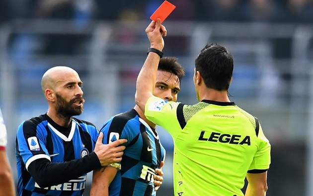 Đến phút 90+4, Inter Milan phải chịu tổn thất lớn. Lautaro Martinez phản ứng gay gắt với quyết định của trọng tài và phải nhận 2 thẻ vàng liên tiếp, tương ứng với 1 thẻ đỏ.