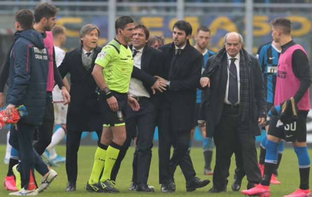 Chung cuộc, Inter Milan bị Cagliari cầm hòa 1-1. Kết quả này khiến cho Nerazzurri có nguy cơ bị mất vị trí thứ 2 vào tay Lazio nếu Biancocelesti giành chiến thắng trong trận Derby della Capitale. HLV Antonio Conte đã không thể giữ được sự bình tĩnh và lao vào sân tranh cãi với trọng tài sau khi tiếng còi mãn cuộc vang lên.