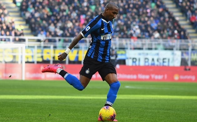 Đến phút thứ 26, họ đã có bàn thắng mở tỉ số. Ashley Young giữ bóng bên hành lang cánh phải rồi tạt vào vùng cấm địa của Cagliari.