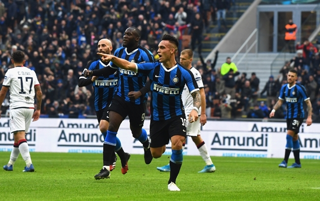 Ở phía trong, Lautaro Martinez đã chọn điểm rơi rất tốt và đánh đầu tung lưới Alessio Cragno, mở tỉ số trận đấu. 1-0 cũng là kết quả của hiệp 1.
