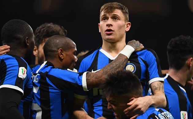 Chỉ 1 phút sau, Inter Milan đã có bàn thắng thứ 2. Cú sút sấm sét của Nicolo Barella từ ngoài vòng cấm đã không cho Pietro Terracciano cơ hội cản phá.