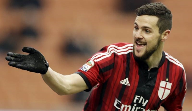 Mattia Destro gia nhập AC Milan vào tháng 1/2015 và nắm giữ chiếc áo số 9 của Fernando Torres. Mặc dù nhận được rất nhiều sự kì vọng nhưng cựu tiền đạo AS Roma cũng phải ra đi sau 6 tháng. Tổng cộng, anh có 3 pha lập công sau 15 trận.
