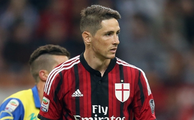 Fernando Torres gia nhập AC Milan vào mùa hè năm 2014 và quyết định tiếp tục khoác chiếc áo số 9 vốn đã gắn liền với tên tuổi của mình. Song, 6 tháng sau, El Nino phải khăn gói trở về quê nhà và gia nhập Atletico Madrid. Tại Rossoneri, anh chỉ ghi được 1 bàn thắng sau 10 trận.