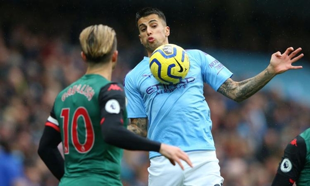 Hậu vệ phải: Joao Cancelo. Những bất đồng với HLV Maurizio Sarri đã khiến chàng trai người Bồ Đào Nha phải khăn gói chuyển sang Manchester City. Juventus nhận được 65 triệu euro từ thương vụ này.