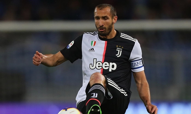 Trung vệ: Giorgio Chiellini. "Lão tướng" 36 tuổi đã gặp chấn thương rất nặng ngay từ tháng 8/2019 và dự kiến phải đến tháng 4/2020 mới có thể quay trở lại thi đấu.