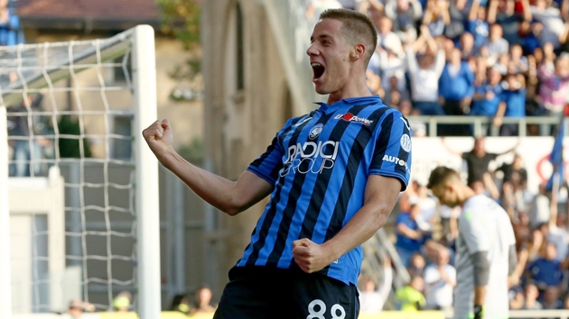 3. Mario Pasalic: Tiền vệ người Croatia thường có xu hướng dâng cao để hỗ trợ tấn công. Ngoài ra, anh cũng có thể chơi bóng như 1 tiền đạo. Bàn thắng vào lưới Manchester City ở vòng bảng đã chứng minh cho điều đó.