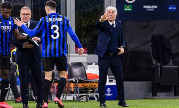 Tuy nhiên, Gian Piero Gasperini đã làm điều ngược lại. Ông rút trung vệ Mattia Caldara ra khỏi sân và trao cơ hội cho tiền đạo Duvan Zapata. Cựu thuyền trưởng Inter Milan không che giấu ý định để đội nhà ghi thêm nhiều bàn thắng.