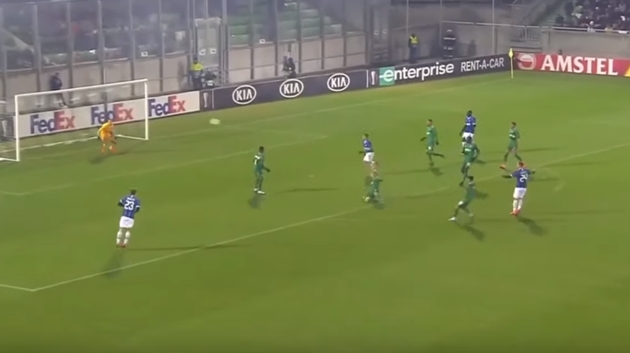 Đáng tiếc, bóng đập vào xà ngang khung thành của Ludogorets và đi ra ngoài.