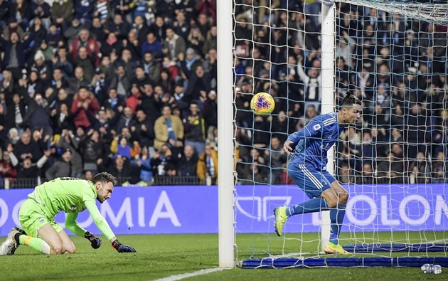 Song, đến phút 39, tiền đạo người Bồ Đào Nha đã có được điều mình mong muốn. Anh dễ dàng đệm bóng tung lưới Etrit Berisha, mở tỉ số cho Juventus.