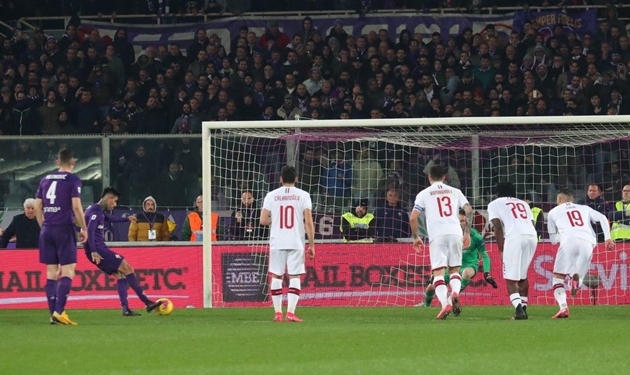 Từ khoảng cách 11 mét, Erick Pulgar dễ dàng dứt điểm tung lưới Asmir Begovic, ấn định tỉ số hòa 1-1 cho Fiorentina.