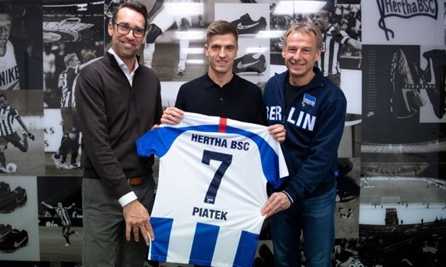 Trong khi đó, ở San Siro, Krzysztof Piatek cũng bị AC Milan bán đứt cho Hertha Berlin với giá 26 triệu euro sau chuỗi phong độ nghèo nàn. Chứng kiến sự sa sút phong độ của Piatek, nhiều Milanista đã cảm thấy tiếc cho Cutrone.