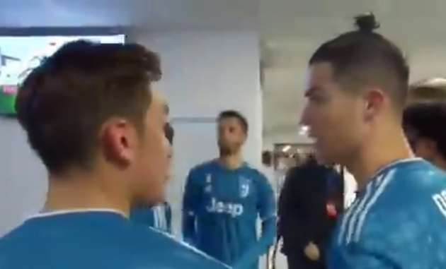Cristiano Ronaldo nói chuyện với Paulo Dybala trong đường hầm Groupama Stadium.