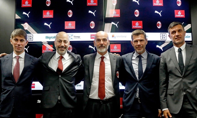 Từ trái sang: Giám đốc thể thao Frederic Massara, Giám đốc điều hành Ivan Gazidis, HLV Stefano Pioli, Giám đốc bóng đá Zvonimir Boban, Giám đốc kỹ thuật Paolo Maldini.