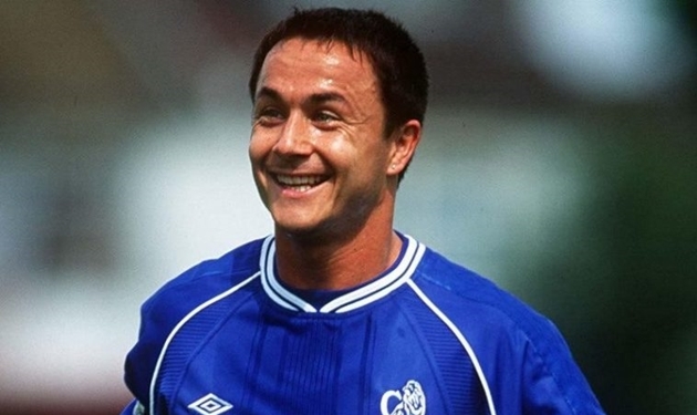 7. Dennis Wise: 445 lần. Dennis Wise là cái tên không hề xa lạ với những người yêu mến The Blues vào thập niên 90. Ông gắn bó với đội chủ sân Stamford Bridge từ năm 1990 đến năm 2001.