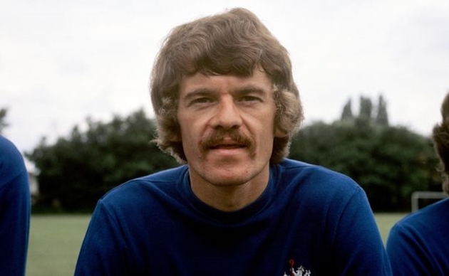 10. Eddie McCreadie: 410 lần. Cựu hậu vệ người Scotland khoác áo Chelsea trong giai đoạn 1962–1974.