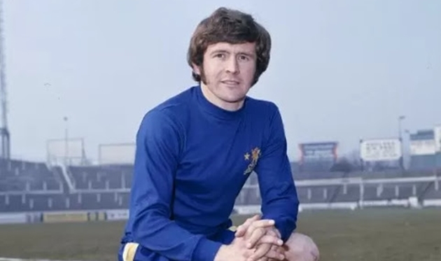 5. John Hollins: 592 lần. Cựu tiền vệ người Anh có 2 giai đoạn khoác áo Chelsea. Lần đầu tiên kéo dài từ năm 1963 đến năm 1975. Năm 1983, ông quay trở lại The Blues và thi đấu thêm 1 mùa giải nữa.