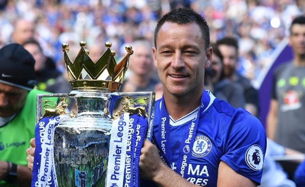 3. John Terry: 717 lần. Trong 19 năm thi đấu cho đội chủ sân Stamford Bridge, Terry đã giành được 5 Premier League, 5 FA Cup, 1 Champions League, 1 Europa League và rất nhiều danh hiệu khác.