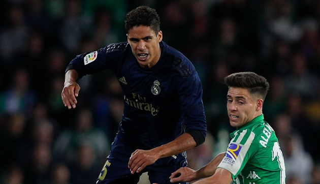 Trung vệ: Raphael Varane. Cũng giống như Ramos, Varane đang là trụ cột của Los Blancos. Mùa giải này, anh đã có 33 lần ra sân tính trên mọi đấu trường.