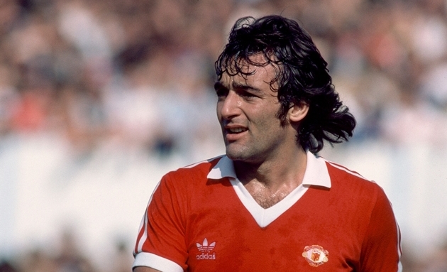 2. Lou Macari: Năm 1973, cựu danh thủ người Scotland rời Celtic để gia nhập Manchester United.