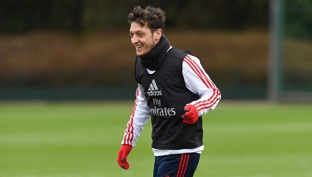 Mặc dù nhận được sự kì vọng rất lớn nhưng trong 7 mùa giải chơi bóng ở Emirates, Ozil không thể duy trì phong độ ổn định và thường xuyên bị chỉ trích.