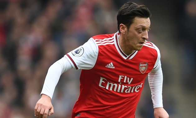 4. Mesut Ozil: Vào ngày cuối cùng của kì chuyển nhượng mùa hè năm 2013, HLV Arsene Wenger đã gây bất ngờ lớn khi bỏ ra 42,5 triệu bảng để thuyết phục Real Madrid bán tiền vệ người Đức. Bên cạnh đó, Arsenal còn phải trả thêm 4,3 triệu bảng dựa trên thành tích của Ozil.