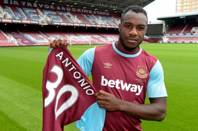 Chứng kiến màn trình diễn xuất sắc của Michail Antonio trong màu áo Nottingham Forest, ban lãnh đạo West Ham United đã quyết định chi 7 triệu bảng để đưa anh về Upton Park vào năm 2015.