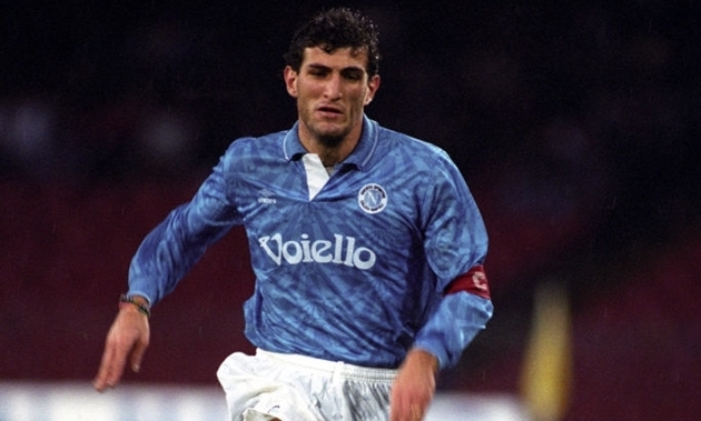 7. Ciro Ferrara: Trước khi gặt hái thành công cùng Juventus, cựu trung vệ người Italia từng có 10 năm khoác áo Napoli. Ông có 322 lần ra sân cùng Partenopei trong giai đoạn này.