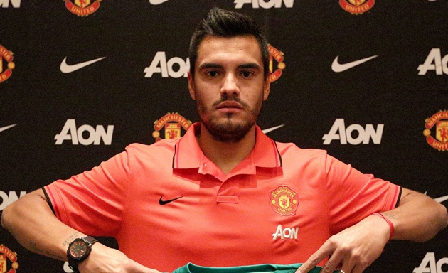 Ngày 27/7, Sergio Romero gia nhập Manchester United theo dạng chuyển nhượng tự do. Với đẳng cấp của mình, thủ môn người Argentina sẽ giúp David De Gea có thêm sự cạnh tranh.