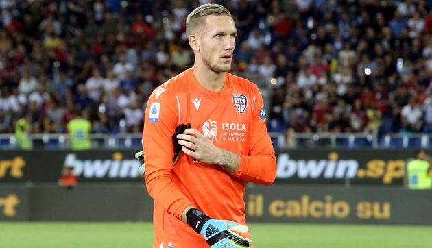 9. Robin Olsen: Phong độ ấn tượng ở Cagliari chưa đủ để giúp thủ môn người Thụy Điển có cơ hội thể hiện nhiều hơn ở AS Roma bởi Pau Lopez cũng đang chơi rất tốt. Vậy nên, Olsen sẽ phải tìm đến đội bóng khác để được ra sân thường xuyên hơn.