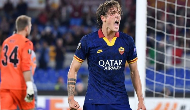 11. Nicolo Zaniolo: Chàng trai 20 tuổi đã nhiều lần bày tỏ tình yêu với AS Roma. Các Romanista cũng rất muốn anh tiếp tục ở lại Olimpico. Song, nếu quá trình "đổi chủ" không diễn ra, Giallorossi sẽ cần tiền để giải quyết vấn đề tài chính. Khi đó, Zaniolo sẽ bị "trảm", giống như trường hợp của Radja Nainggolan hay Kevin Strootman trong quá khứ.