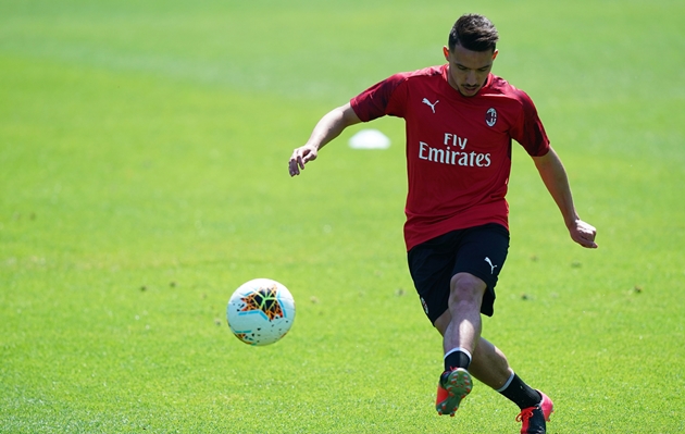 Ismael Bennacer tập dứt điểm. Tiền vệ người Algeria đang nhận được sự quan tâm của nhiều đội bóng lớn. Song, ban lãnh đạo Rossoneri đã điền tên Bennacer vào danh sách "không phải để bán".