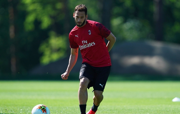 Đây là Hakan Calhanoglu. Tiền vệ người Thổ Nhĩ Kỳ có dấu hiệu tăng cân sau quãng thời gian dài phải nghỉ thi đấu.