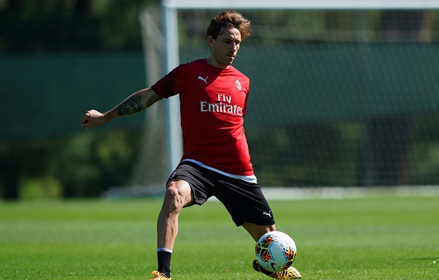 Lucas Biglia đang tận hưởng những ngày cuối cùng ở AC Milan. Tiền vệ người Argentina không được ban lãnh đạo Rossoneri gia hạn hợp đồng và anh sẽ rời San Siro sau khi mùa giải 2019 - 2020 kết thúc.