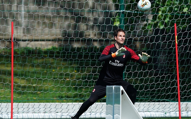 Trong khi đó, Asmir Begovic cũng cố gắng cạnh tranh với Gianluigi Donnarumma trước khung gỗ. Nhiều khả năng, cựu thủ môn Chelsea sẽ tiếp tục gắn bó với AC Milan ở mùa giải tới.