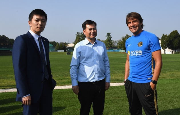1. Antonio Conte gặp gỡ Steven Zhang, Chủ tịch Inter Milan, và Jindong Zhang, đại cổ đông của tập đoàn Suning, tại Appiano Gentile.