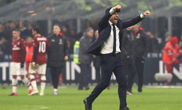 12. Niềm vui của Antonio Conte sau khi Inter Milan lội ngược dòng thành công, đánh bại AC Milan với tỉ số 4-2.