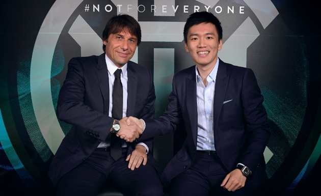 2. Vị chiến lược gia người Italia chụp ảnh cùng Steven Zhang trong ngày ký hợp đồng với Inter Milan.