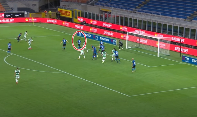 Pha quay chậm cho thấy Ashley Young là người đầu tiên ngăn chặn đường chuyền của Giorgos Kyriakopoulos. Song, anh đã phá bóng hụt và khiến các đồng đội giật mình.