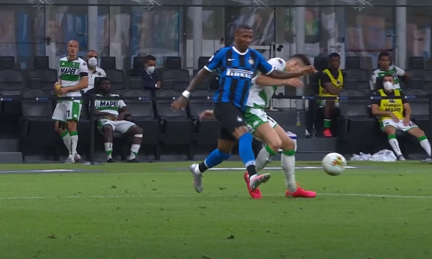 Chỉ 5 phút sau khi có mặt trên sân, tiền vệ 34 tuổi đã phạm lỗi với Giorgos Kyriakopoulos trong vòng cấm, khiến Inter Milan phải chịu phạt đền.